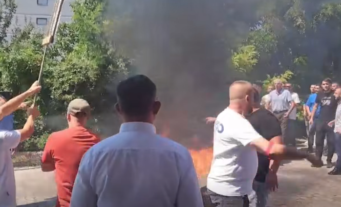 Protestuesit në Han të Elezit djegin goma, si simbolikë kundër përdorimit dhe djegies së gomave