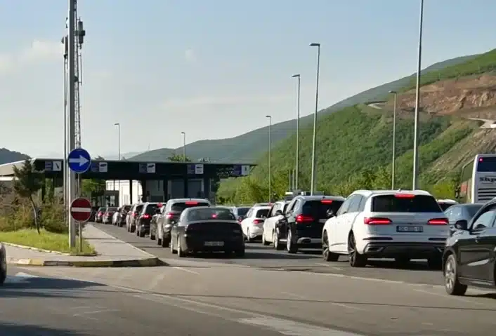 Kolona në dy pika kufitare, këto janë pritjet