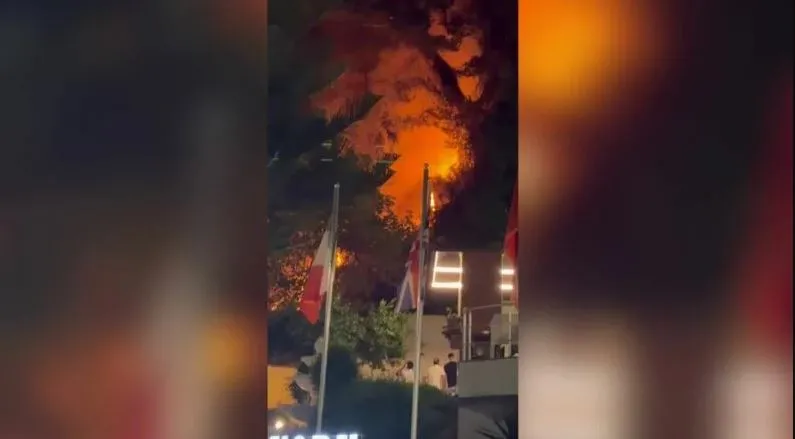 Zjarr në zonën e Ujit të Ftohtë në Vlorë, një hotel i rrezikuar