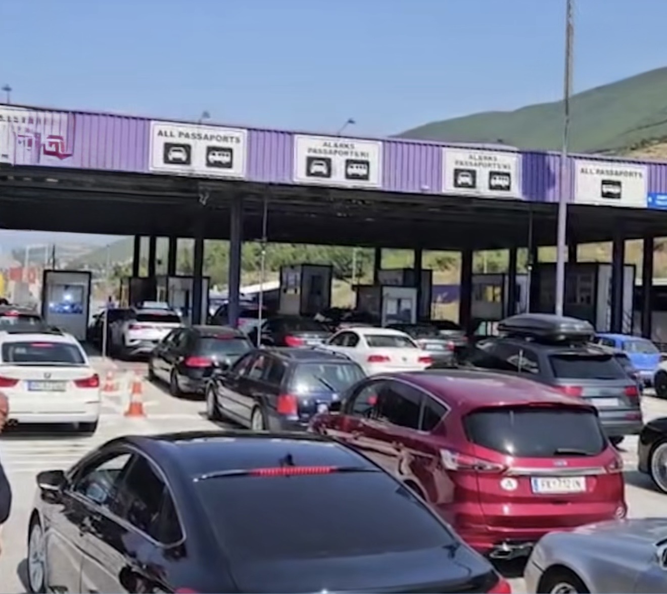 Kolona të gjata në Morinë, pritjet deri në një orë – temperaturat e larta vështirësojnë udhëtimin