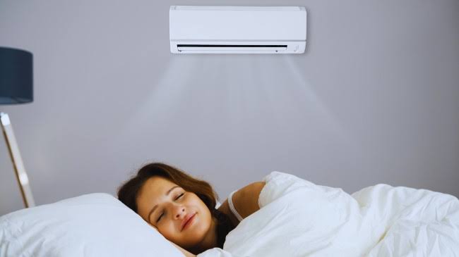 Kondicioneri gjatë natës: Ja si ndikon temperatura në gjumin dhe rikuperimin e muskujve