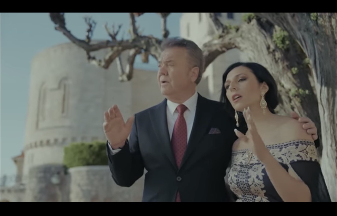 Ilir Shaqiri dhe Antonella Pelilli bashkojnë Kosovën e Arbërinë në një këngë që prek shpirtin