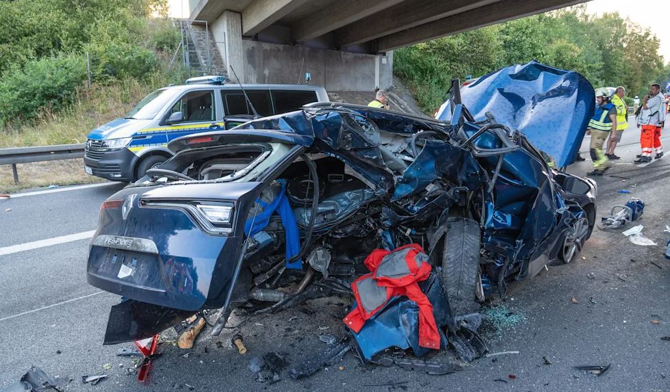 Një person bie nga ura në autostradë dhe vdes, 7 të tjerë lëndohen rëndë në aksidentin zinxhir