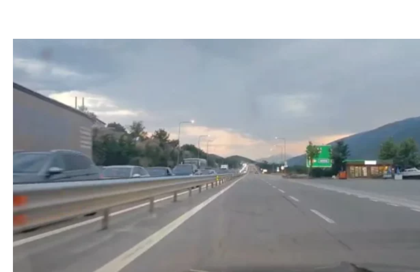 Fluksi i shtuar lëvizjesh në pikën kufitare të Morinës, në 12 orë regjistrohen mbi 41 mijë hyrje
