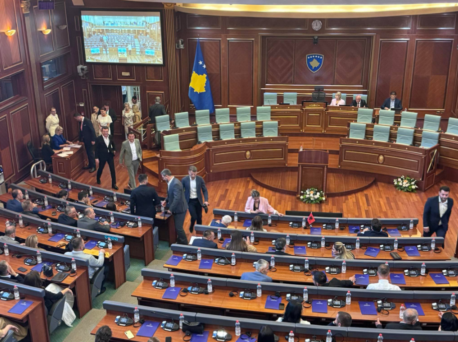 Nis hyrja e deputetëve në sallën e Kuvendit