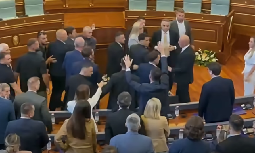 Momenti kur deputetët e VV-së dhe AAK-së shtyhen me njëri-tjetrin pasi Kadriaj gjuajti Kurtin