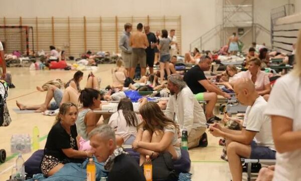 Zjarri dogji bregdetin kroat, turistët evakuohen në një sallë sportesh