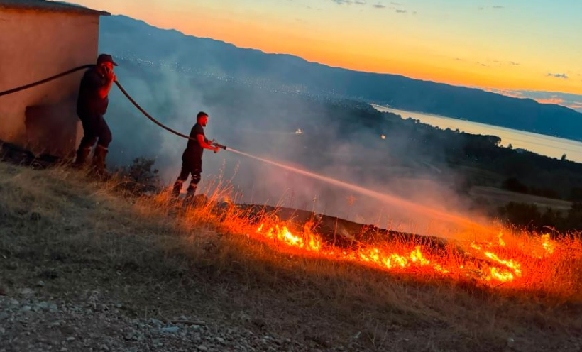 Zjarret në Shqipëri, situatë e vështirë në Gurë-Lurë të Dibrës: 11 vatra vijojnë aktive