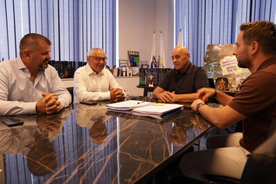 Trajneri i famshëm botëror i shkon në zyre Agim Ademit