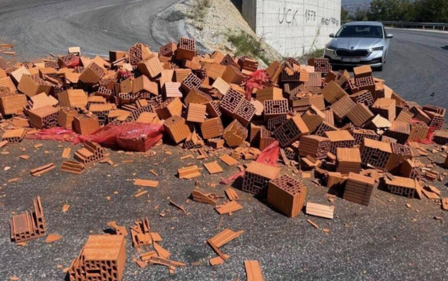 Bllokat bien nga kamioni në rrugën Zhur–Dragash, gjobitet shoferi me 300 euro