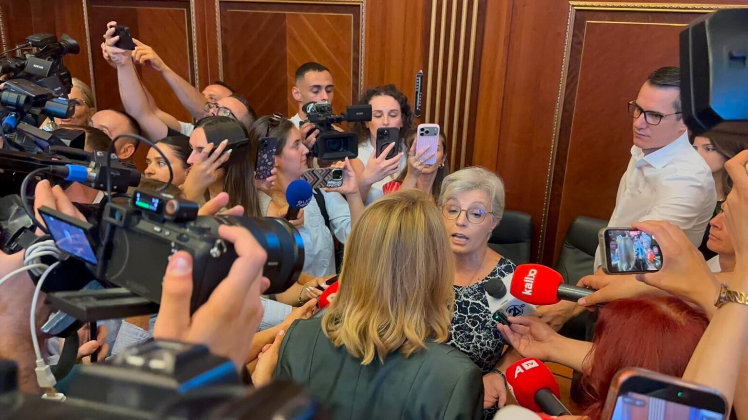 Krejt çka ndodhi sot në Kuvend: Përplasje PDK-Aleancë me LVV-në, tensionet eskalojnë gati edhe fizikisht