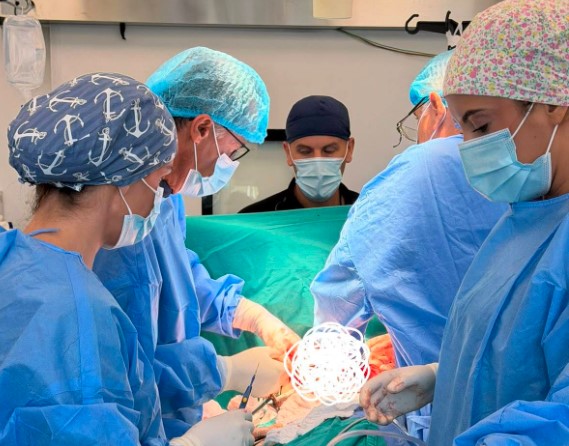 Operacion i rrallë në Klinikën Torakale: një 23-vjeçari i hiqet tumori 3.5 kilogramësh