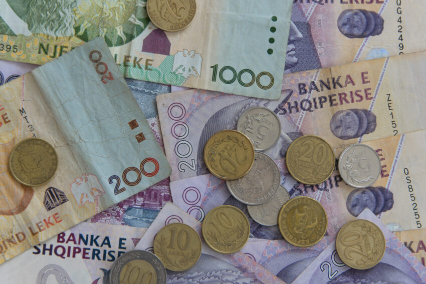 Eurot e shpenzuara nga turistët e forcojnë lekun në Shqipëri, 1 euro po këmbehet për 92.6 lekë