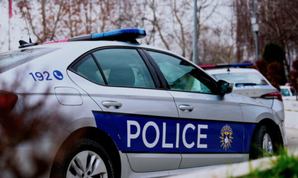 Pengoi zyrtarët policorë gjatë detyrës, shoqërohet në polici shtetasi serb