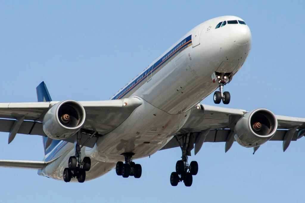 E rëndë: Vdes 85-vjeçari shqiptar gjatë uljes së avionit