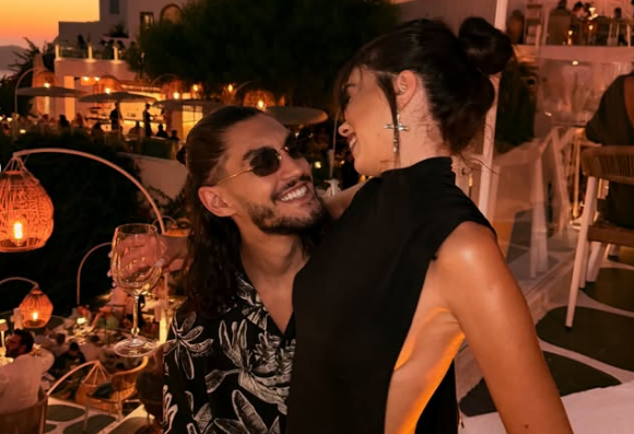 “ChatGPT më vendosi pranë gruas perfekte”, Adioni bën dedikimin romantik për Olën nga Santorini