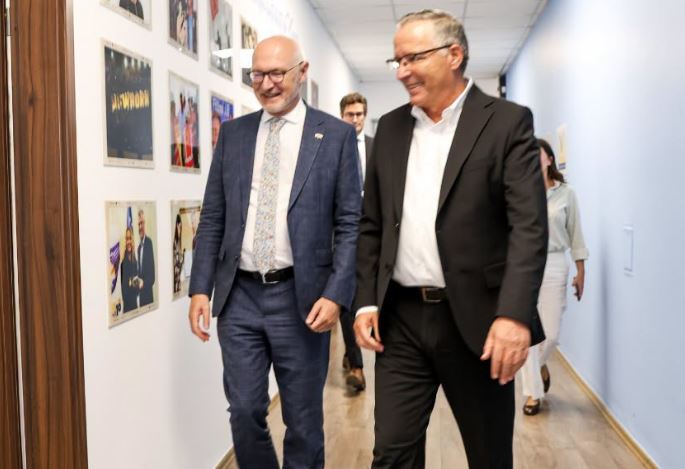 Hamza pret në takimin lamtumirës ambasadorin francez