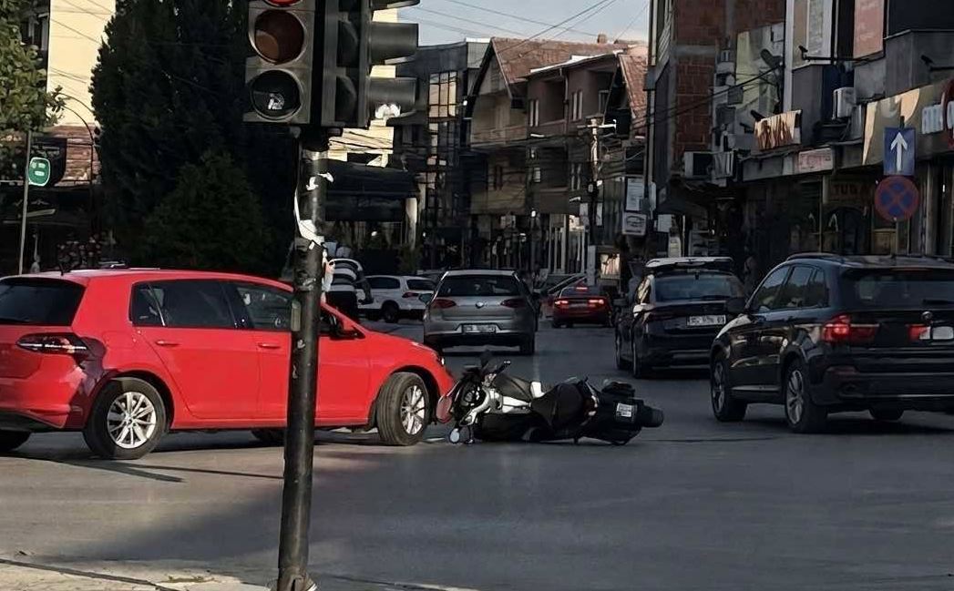 Aksident në qendër të Gjilanit, përplasen vetura dhe motoçikleta –