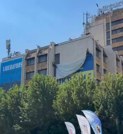 Hiqet mbishkrimi “Free Ukraine” që ishte i vendosur në zemër të Prishtinës –