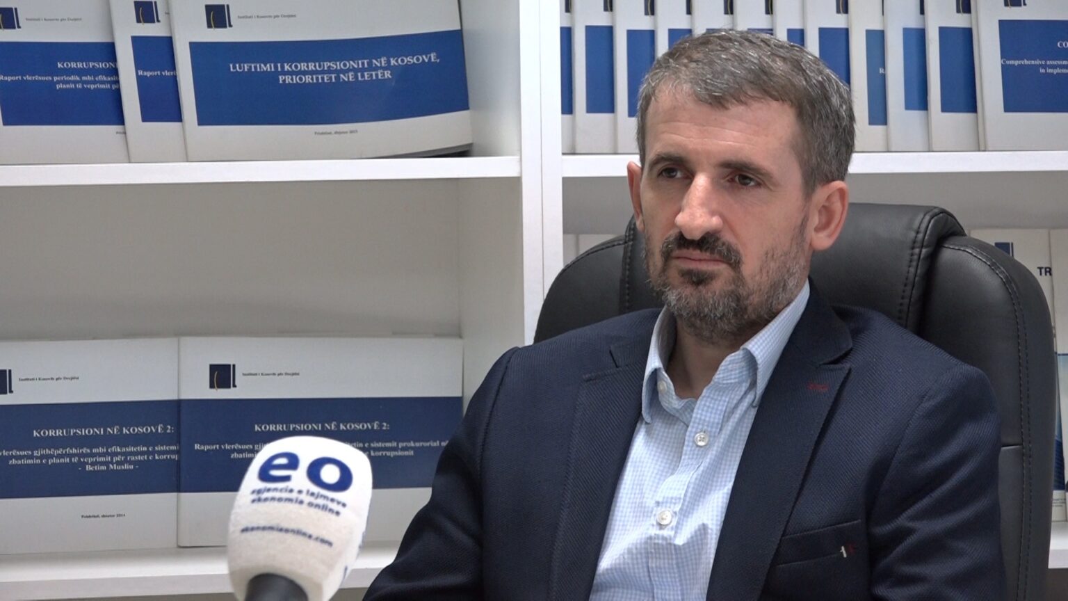 Miftaraj ironizon Avni Deharin dhe Avni Zogun: Për servilitetin ndaj VV-së dhe Albinit paguhen nga taksat e qytetarëve