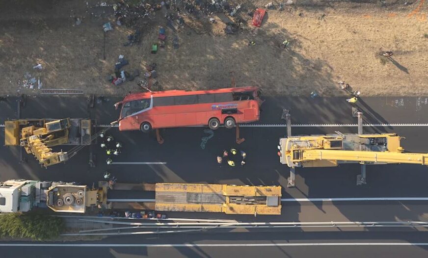 Tragjedi në Hungari, 12 të vdekur pasi autobusi doli nga rruga dhe u përmbys –