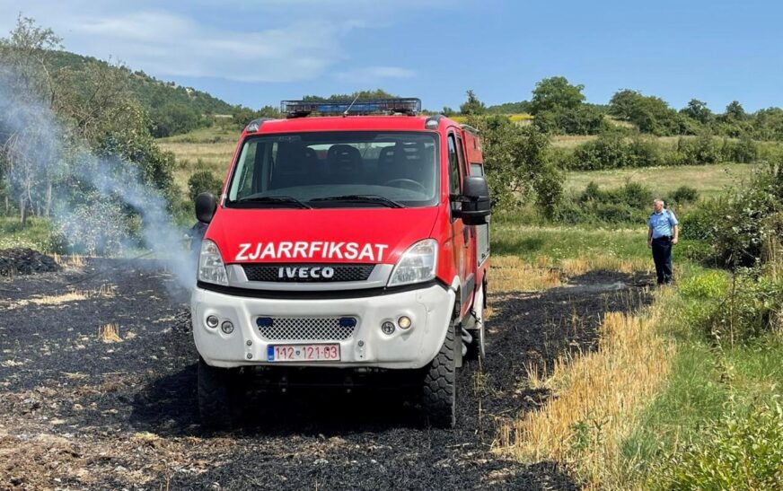 Zjarr në hyrje të Butovcit, intervenojnë zjarrfikësit –