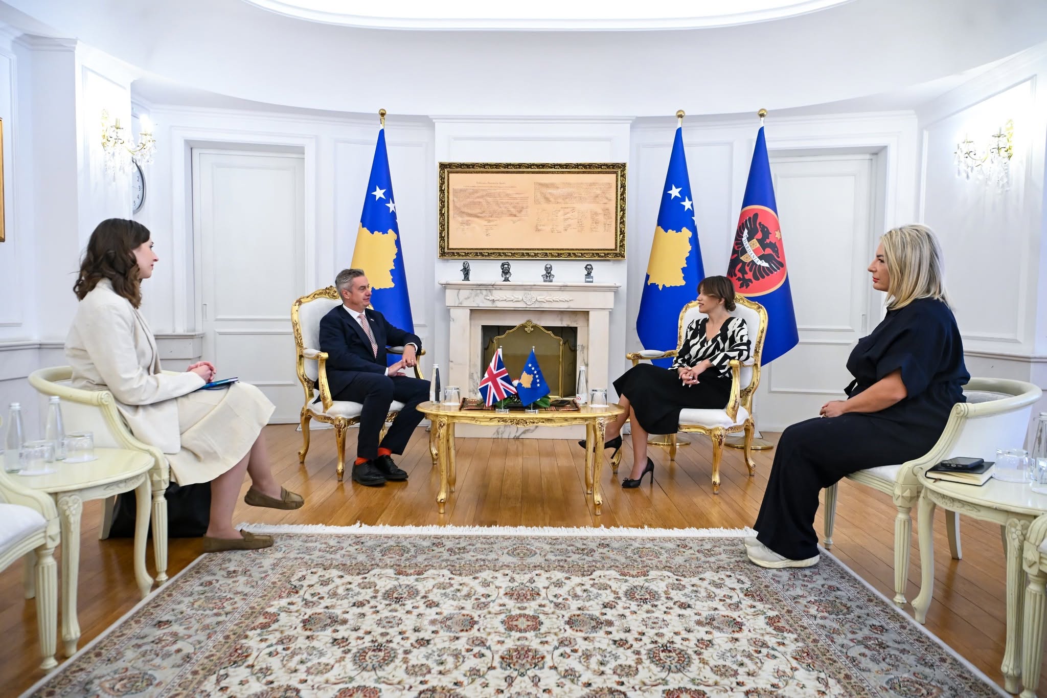 Presidentja (u.d.) Haxhiu takon Hargreaves, flasin për ‘‘nevojën e dialogut politik’’ për dalje nga ngërçi institucional