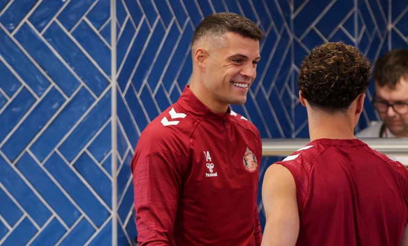 I buzëqeshur si gjithmonë, Granit Xhaka rikthehet në stërvitje te Sunderlandi