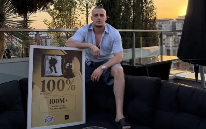 Don Xhoni thyen rekordin e radhës – albumi i ri i tij arrin 100 milionë dëgjime