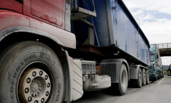 Ndalohet qarkullimi i mjeteve të transportit mbi 20 tonë në autoudhë, nga ora 11:00 deri 17:30