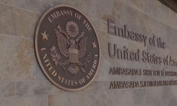 Ambasada e SHBA thirrje krerëve të partive: Punoni për t’i formuar institucionet, ngërçi po i kushton Kosovës