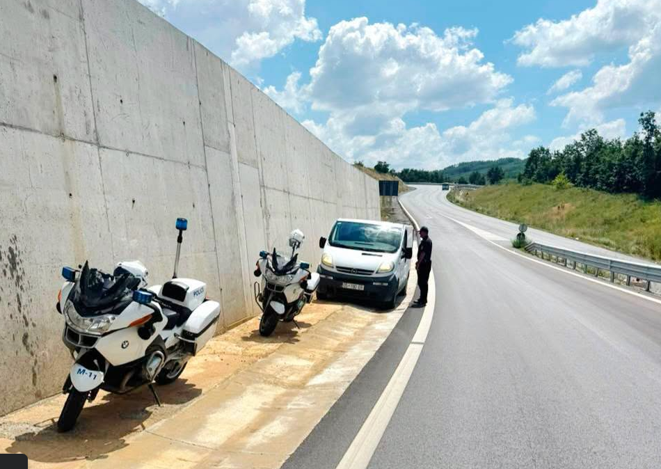 Policët me motorë në aksion: 61 gjoba për shkelësit e trafikut në Ferizaj –