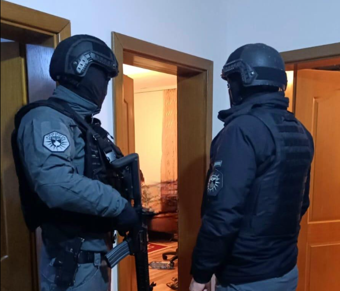 Arrestohet në Jarinjë për falsifikim, në shtëpi i gjenden 45 fishekë e pjesë uniformash në Leposaviq –