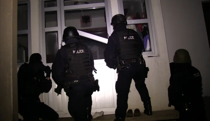 Arsenal armësh në një shtëpi në Prishtinë – Policia sekuestron 6 pistoleta, pushkë automatike e mbi 300 fishekë, arrestohet 72-vjeçari –