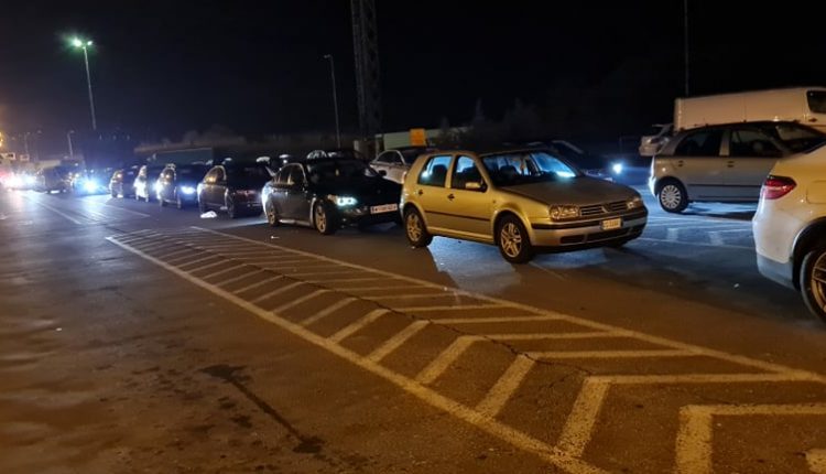 Pritje deri në 1 orë e gjysmë në kufi, kolonat më të gjata në Muçibabë dhe Kullë