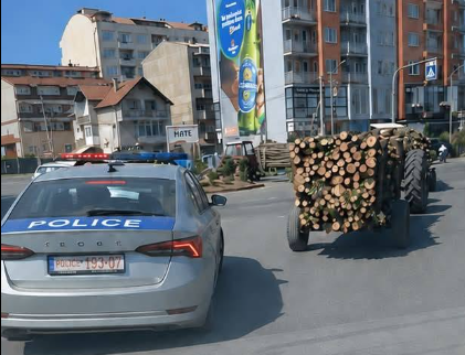 Gjashtë traktorë kapen me dru pa dokumentacion në Ferizaj –