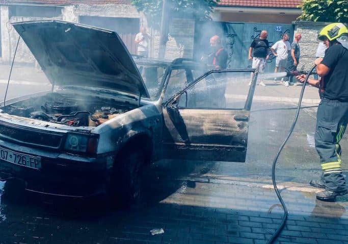 Vetura përfshihet nga zjarri në Gjakovë, intervenojnë zjarrfikësit –