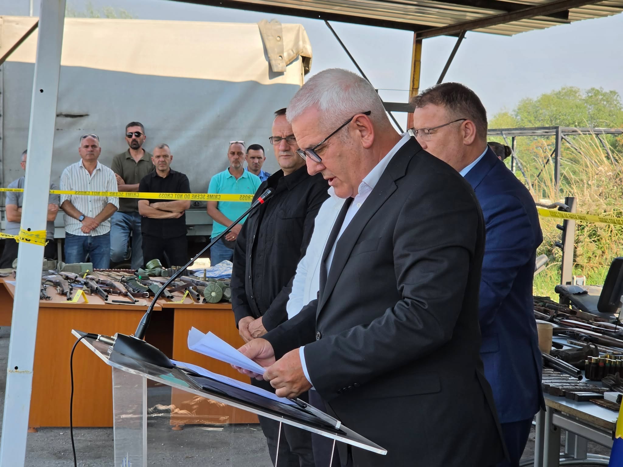 Sveçla deklaron nga Mitrovica: Policia sekuestron armë, municion dhe uniforma serbe në veri