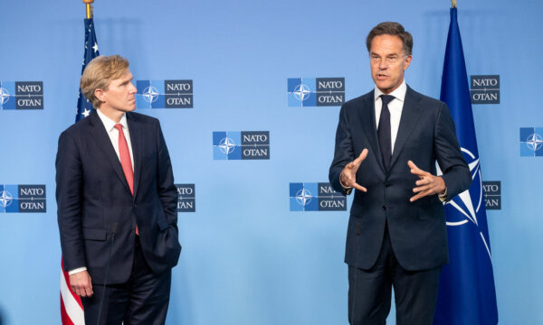 Nënsekretari amerikan i luftës viziton NATO-n, diskutohet prania e trupave amerikane në Evropë –
