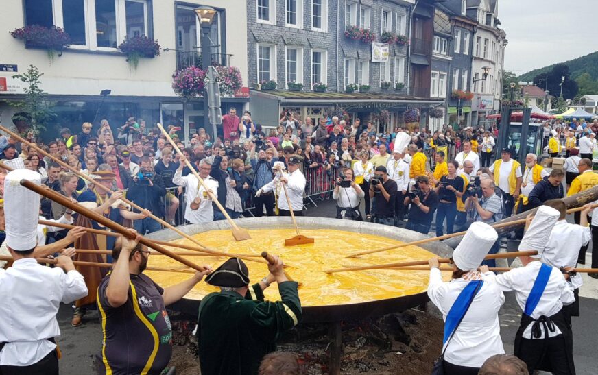 Jo dy vezë, por 10 mijë në një tigan gjigant – festa e omëletës në Belgjikë –