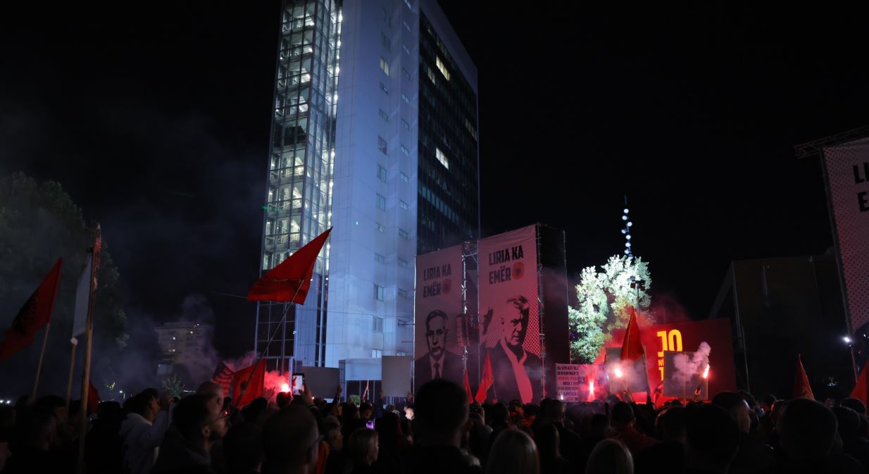 “Votojeni ligjin, durimi ynë po mbaron”, protestuesit kthejnë reflektorët nga Qeveria –