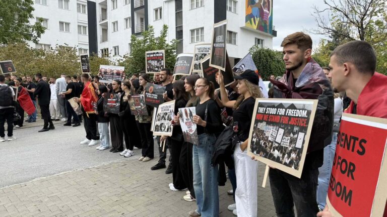 Nga Qendra e Studentëve drejt sheshit “Skënderbeu”, studentët nisin të mblidhen