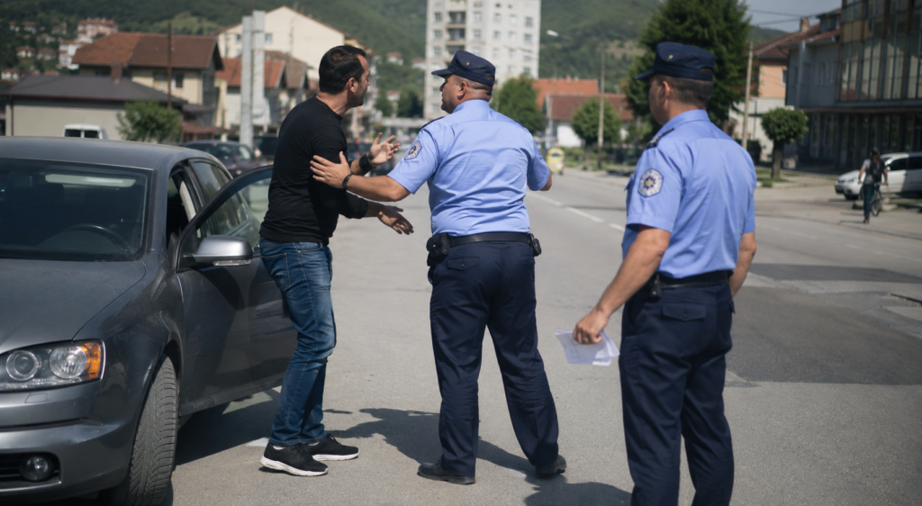 Tiketa e trafikut eskalon në përleshje me Policinë në Kaçanik – njëri dyshohet se goditi policin me grusht, tjetri i kërcënoi: “Do t’ju vras”