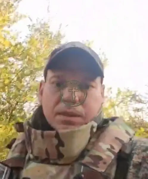 Serbi që thotë se lufton për Rusinë kërcënon shqiptarët dhe djeg flamurin e Kosovës