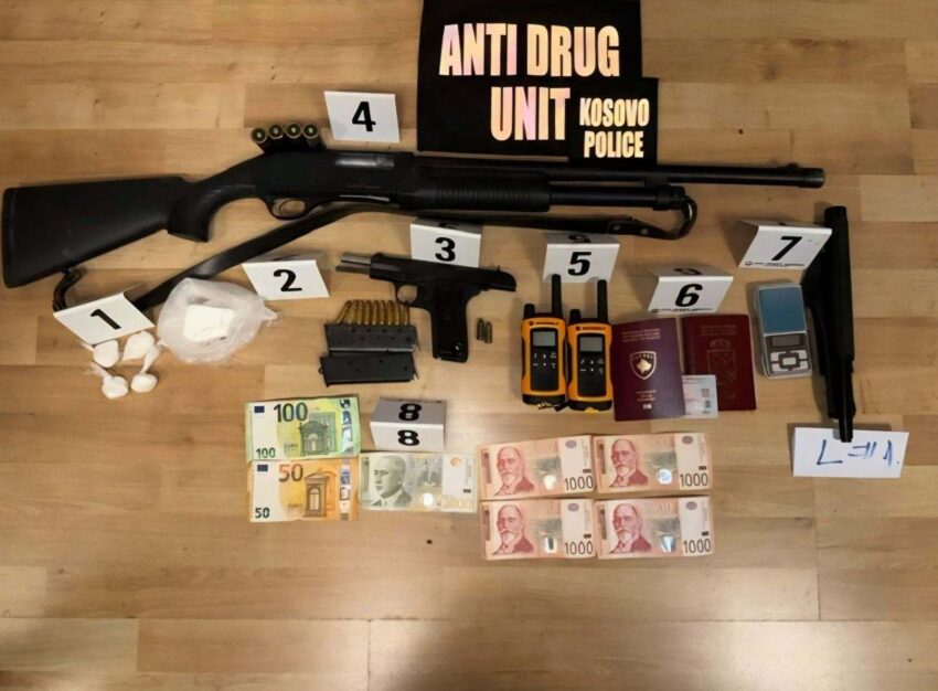 Bastisje në Mitrovicë: Mbi 110 gramë kokainë, armë dhe shufër metalike me mbishkrimin “POLIC”