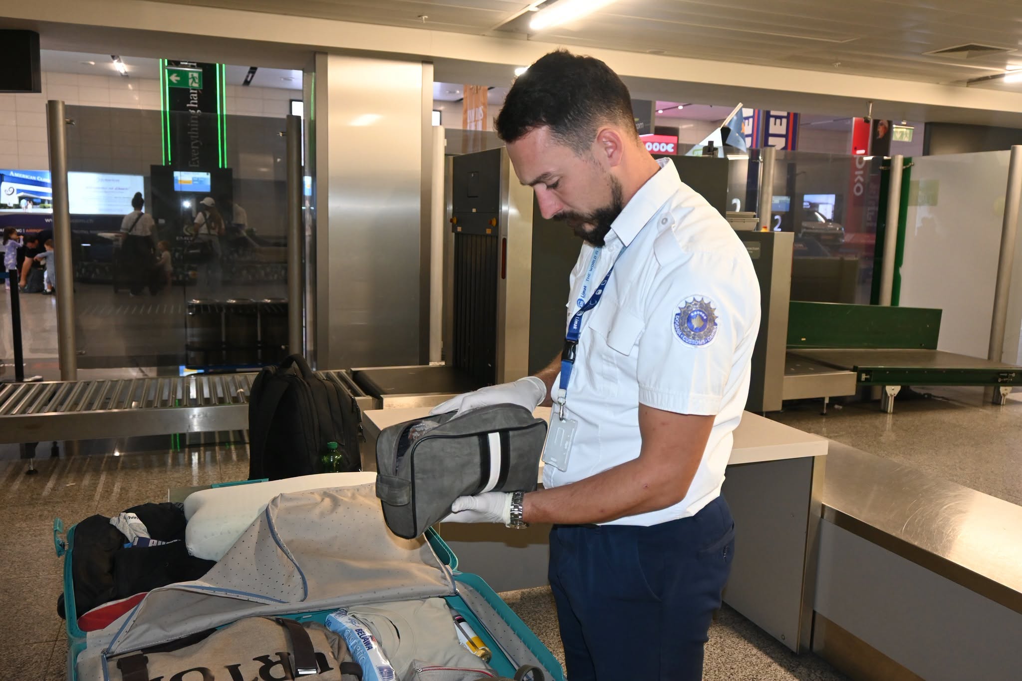 Dogana me njoftim për udhëtarët në Aeroportin e Prishtinës: Mallrat mbi 430 euro duhet të deklarohen