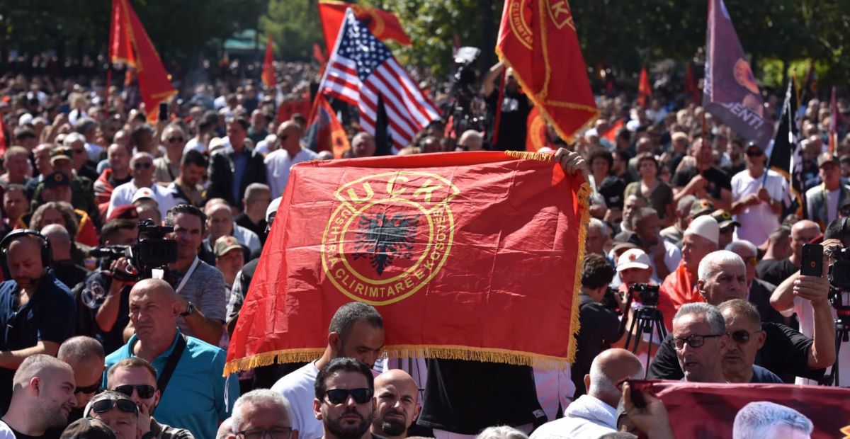 Reuters për protestën në Prishtinë: Mijëra njerëz morën pjesë kundër dënimit të ish-krerëve të UÇK-së –
