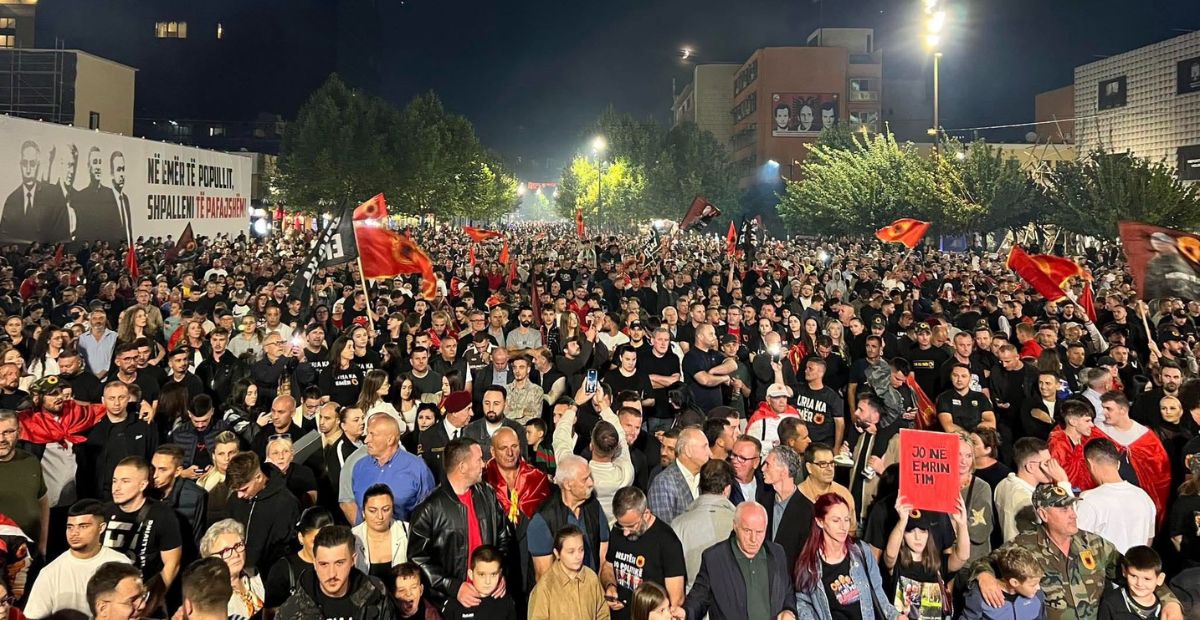 “Jo në emrin tim” – Në natën e tretë, nis protesta në zemër të Prishtinës kundër vendimit të Speciales –