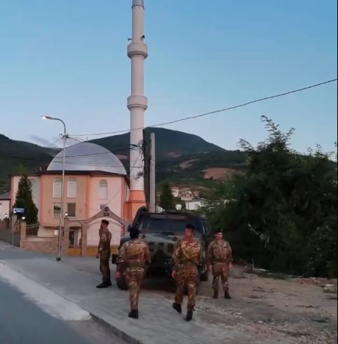 Ushtarët italianë patrullojnë në Prizren