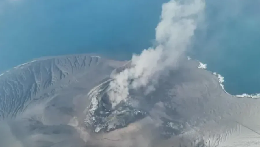 Shpërthimi i vullkanit lë 170,000 pasagjerë të bllokuar në Indonezi